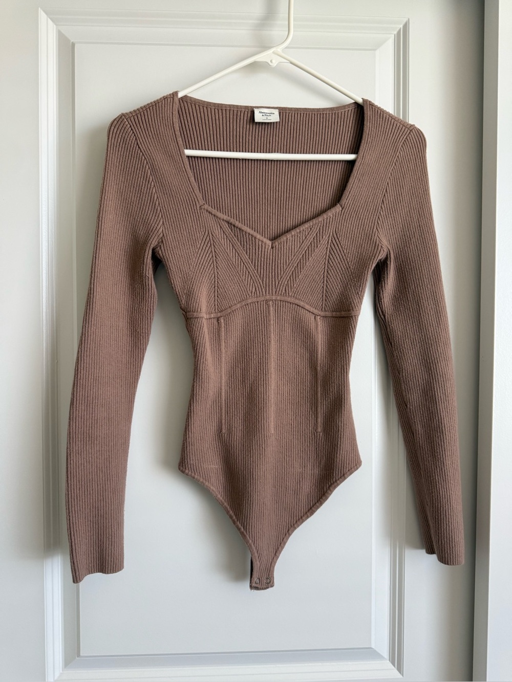 Abercrombie & Fitch Mauve Ribbed V‑Neck Long‑Sleeve Bodysuit